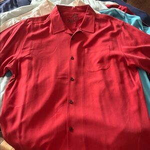 Tommy Bahama Men’s silk shirt. Short-sleeve red
